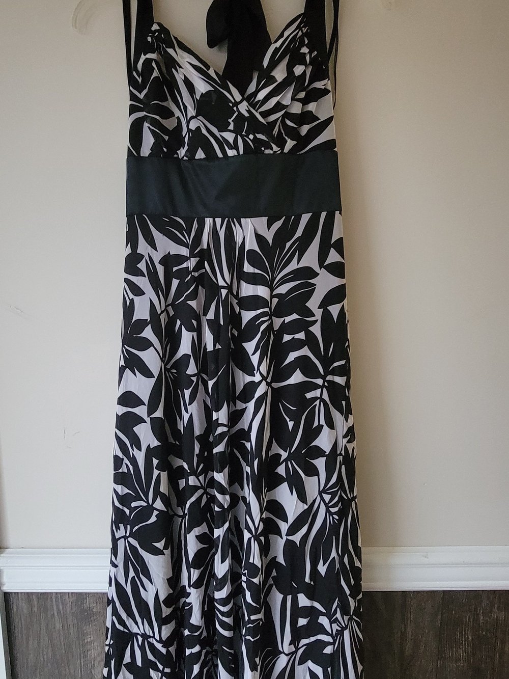 Donna Ricco Black and White Leaf-Print Maxi Skirt